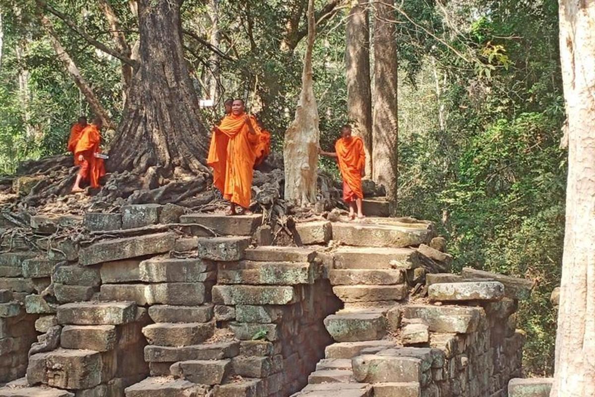 Un grupo de monjes caminando sobre un muro de piedra