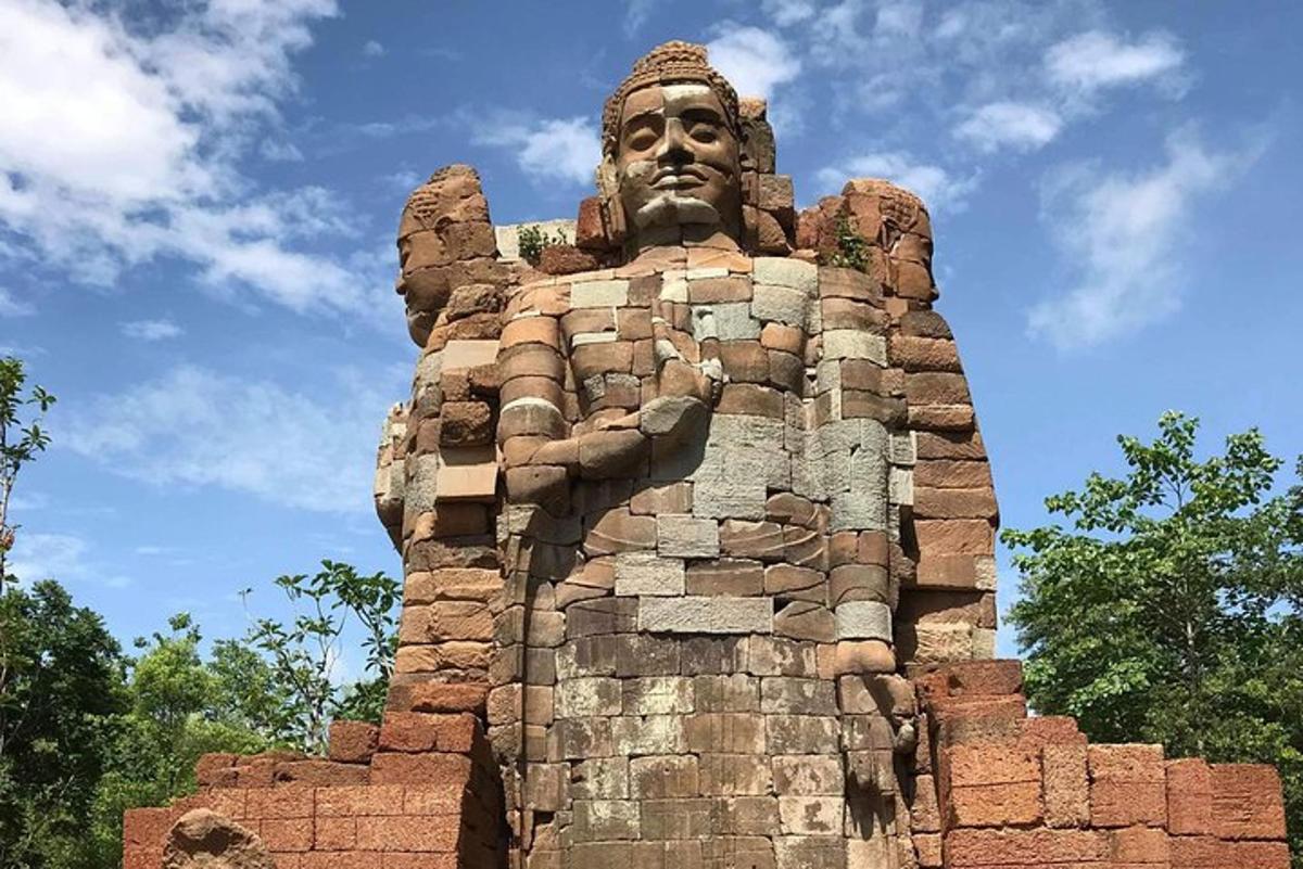 uma estátua de um homem no topo de um prédio de tijolos