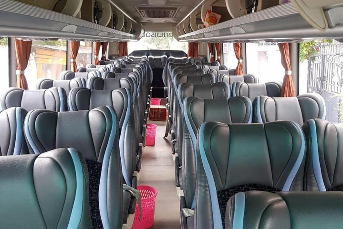 prázdný autobus s volnými sedadly v autobuse