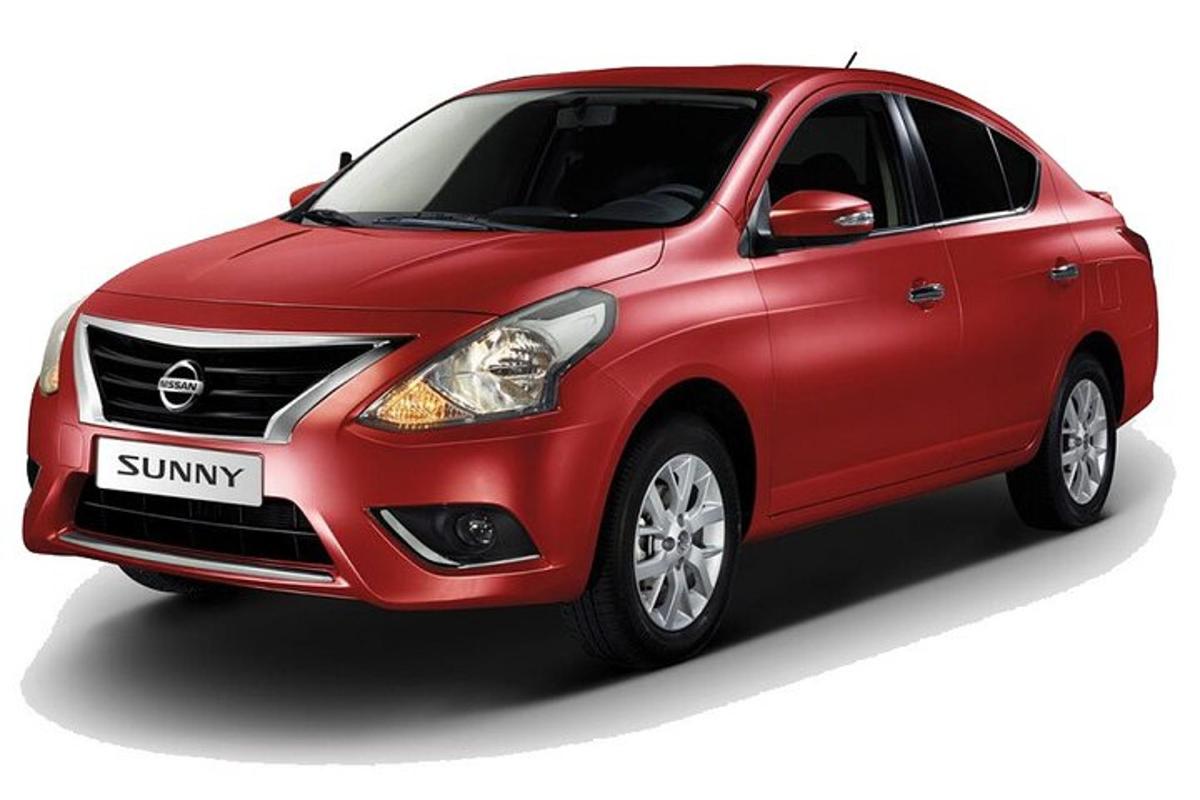 um carro suzuki swift vermelho em um fundo branco