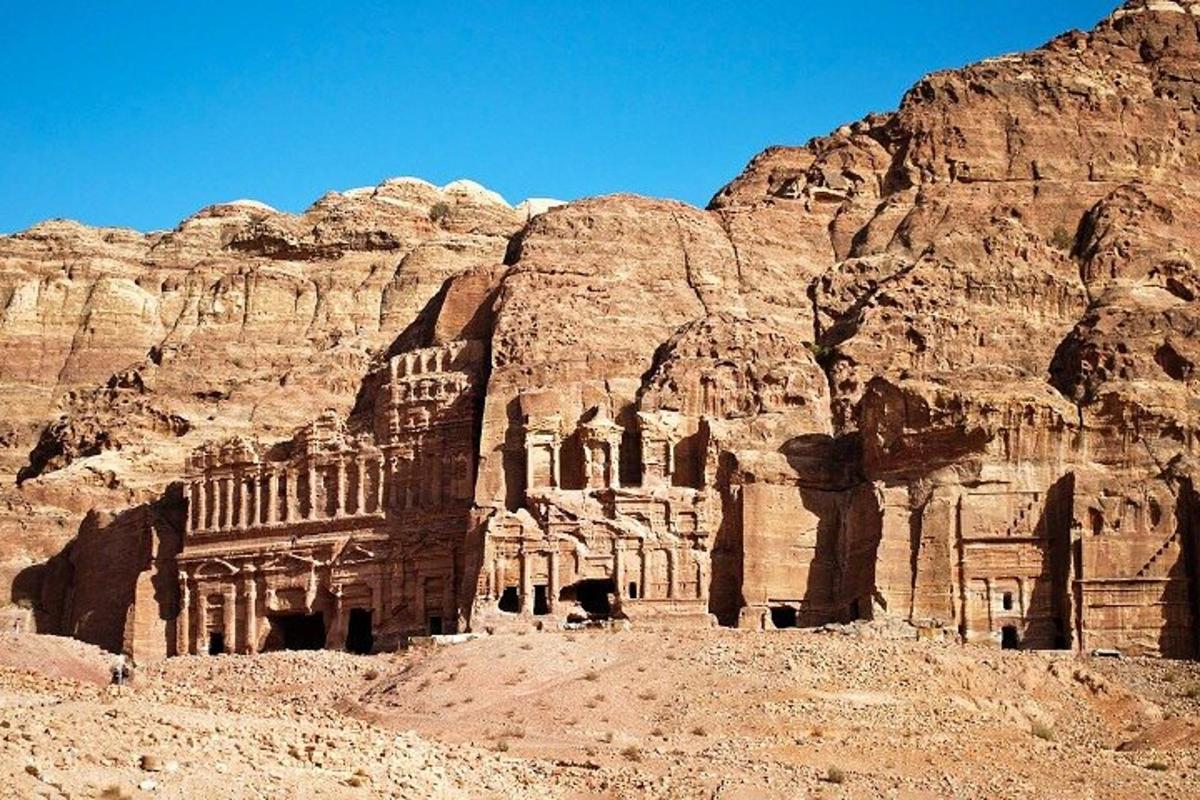 tombes antigues al vessant d'una muntanya rocosa
