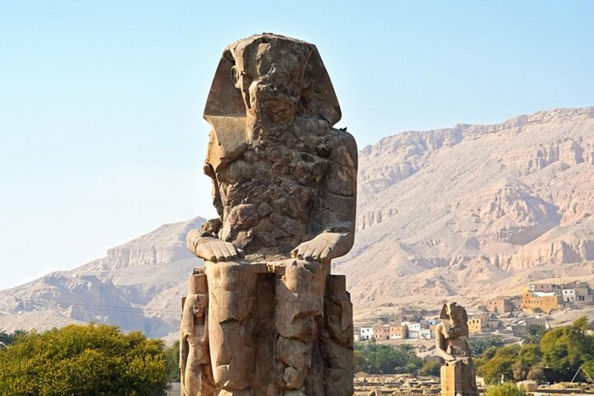 تمثال أمام جبل