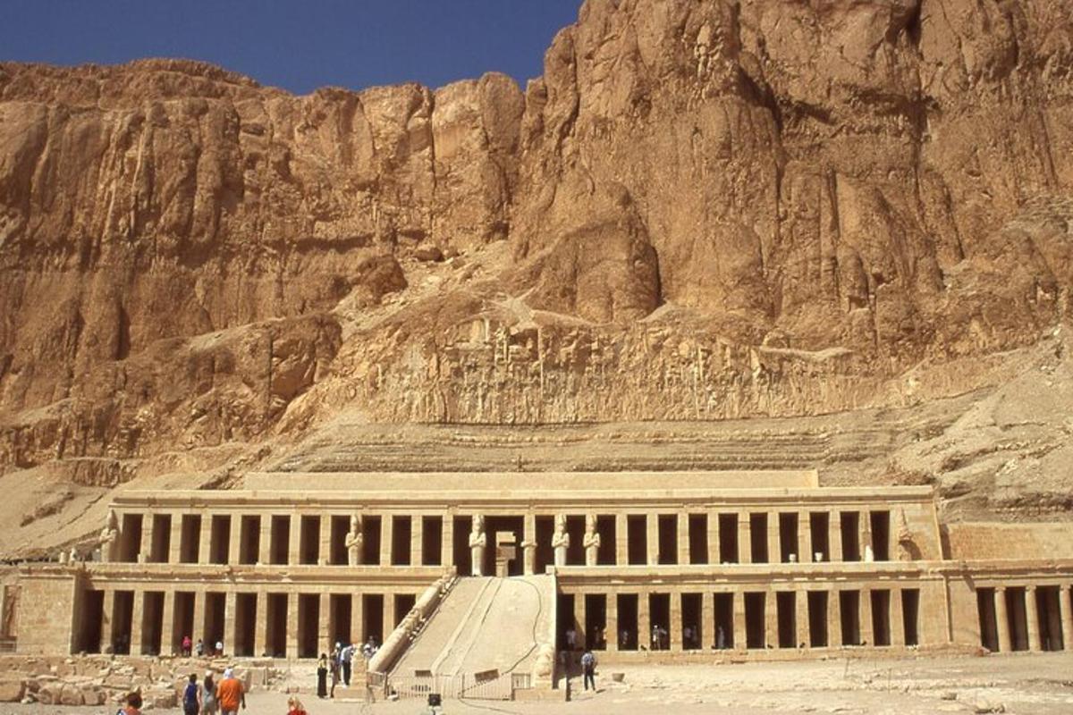 مبنى أمام جبل مع أشخاص يقفون بالخارج