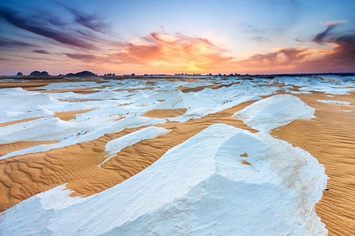 pantai dengan banyak salji di atas pasir
