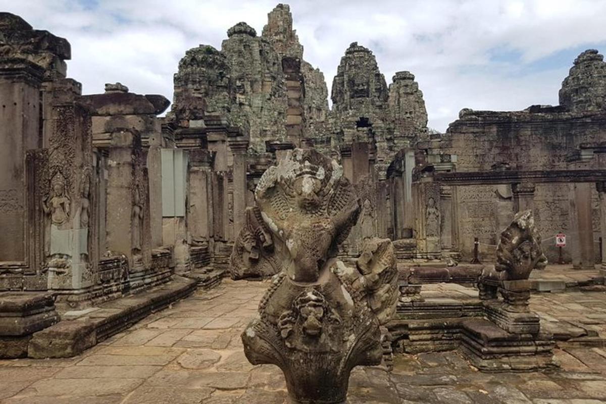 un vecchio edificio con una statua di fronte