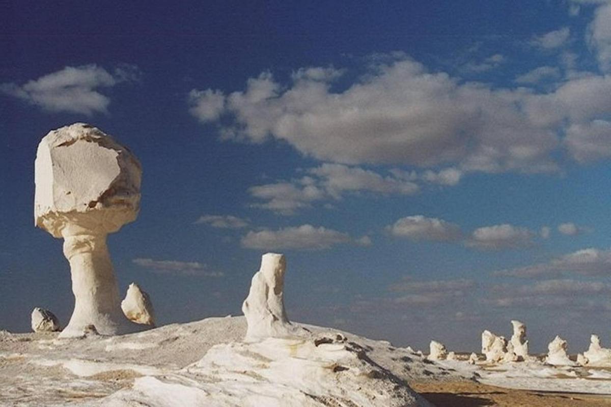 una formació rocosa al mig d'un desert