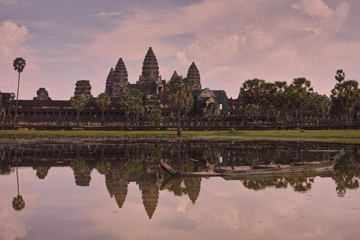 una vista di un tempio con una barca in acqua