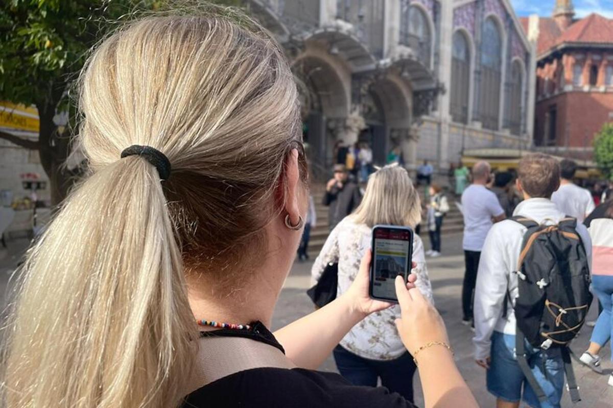 žena fotící se mobilním telefonem
