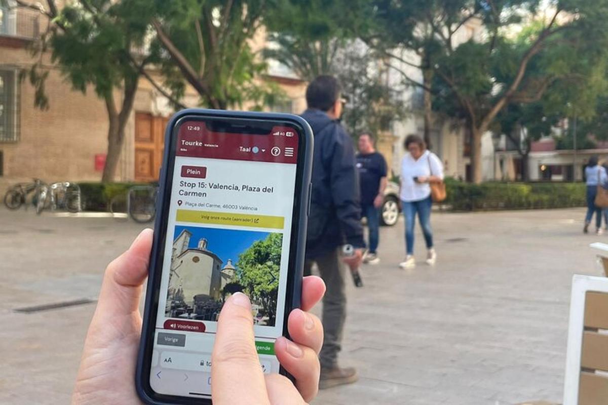osoba držící mobilní telefon, aby pořídila fotografii