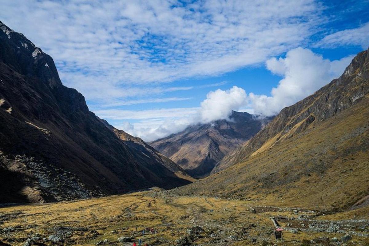 ein Blick auf ein Tal in einer Bergkette