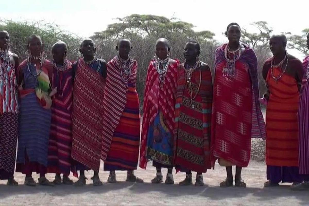 eine Gruppe von Menschen in traditioneller Kleidung posiert für ein Foto