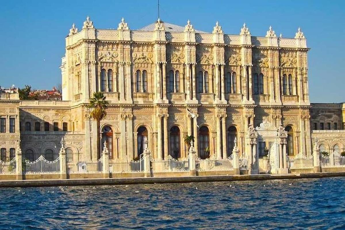 ένα μεγάλο κτίριο με νερό μπροστά του