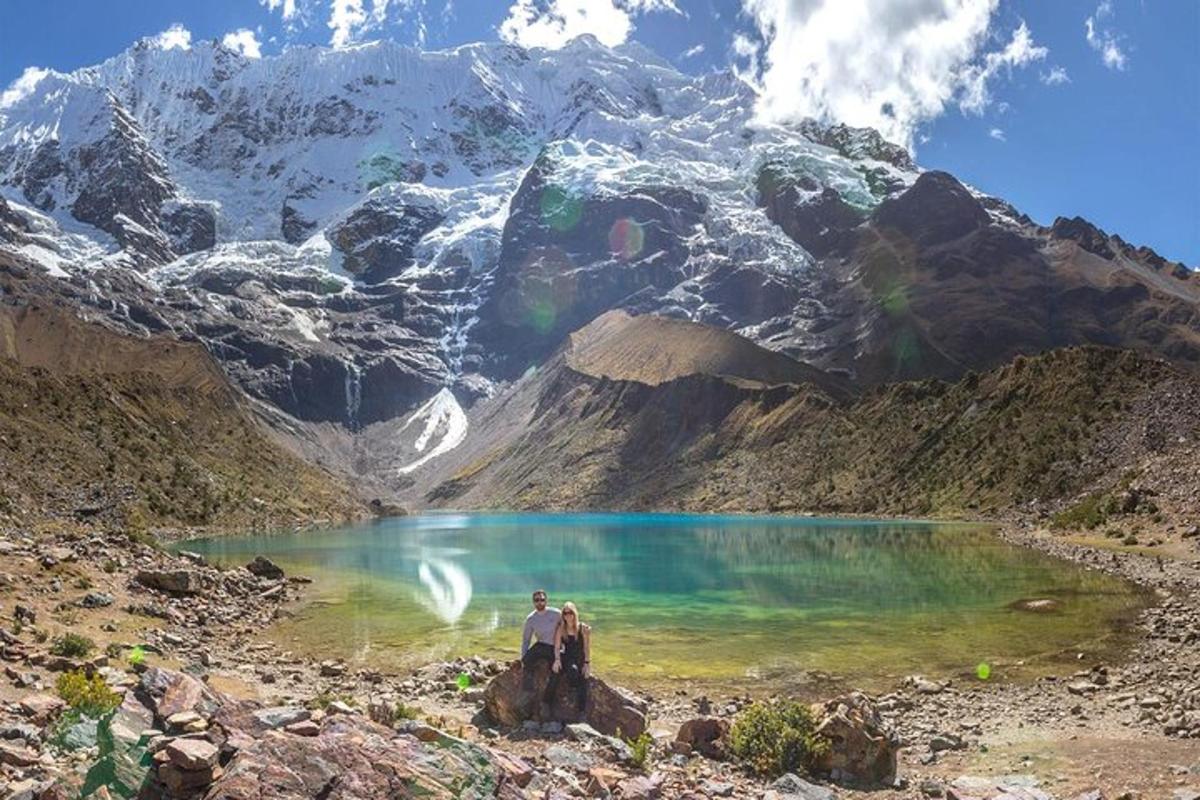 zwei Personen stehen vor einem Bergsee