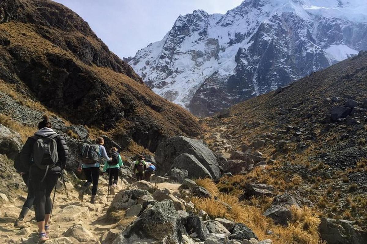 eine Gruppe von Menschen, die auf einem Bergpfad wandern