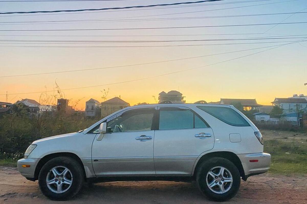 Ένα λευκό SUV παρκαρισμένο στην άκρη ενός δρόμου