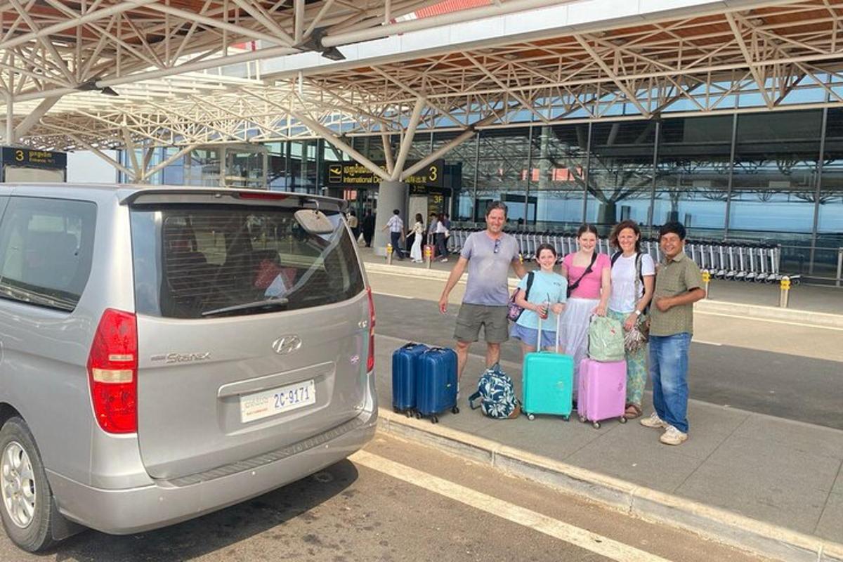 Un grupo de personas de pie junto a una minivan con equipaje.