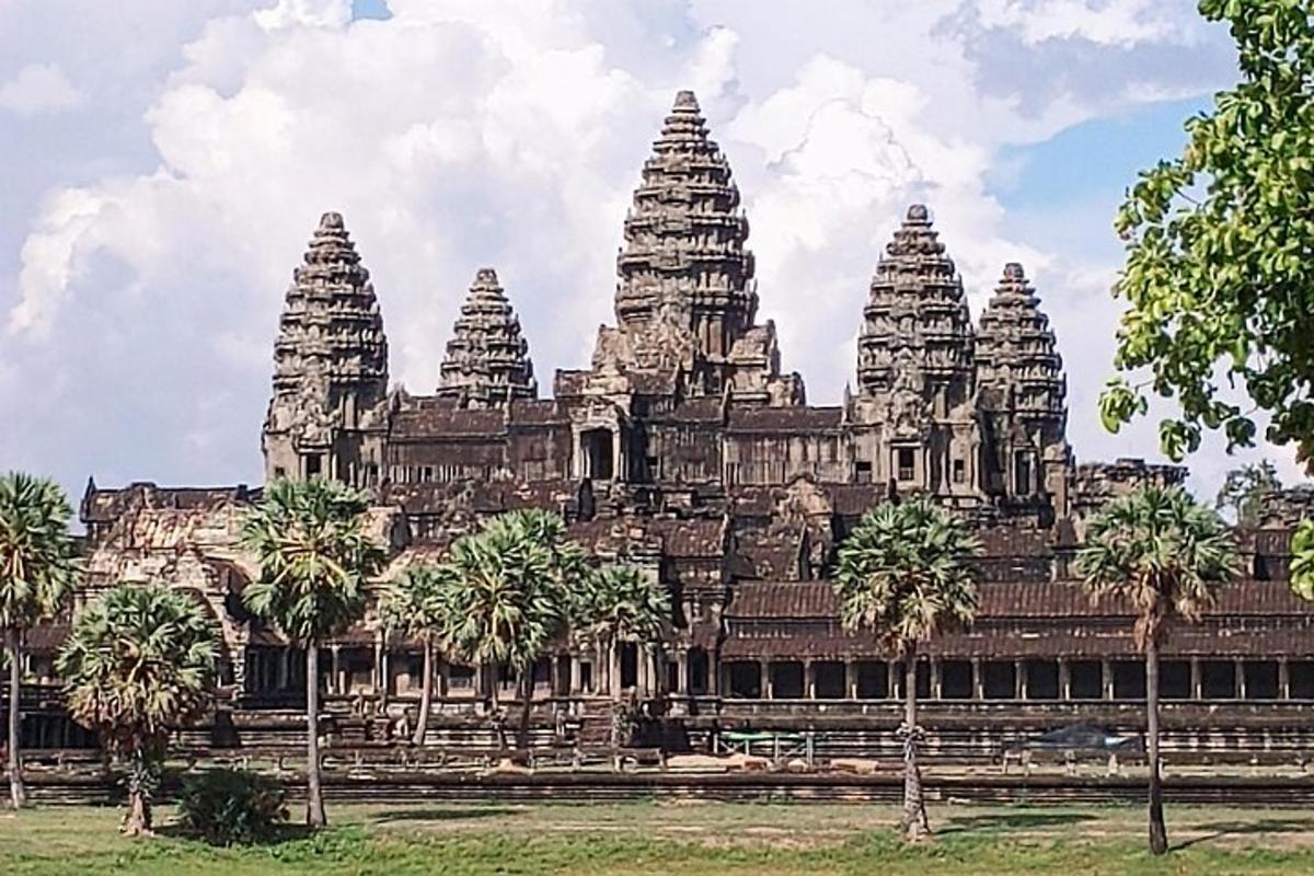 Un templo con palmeras delante.
