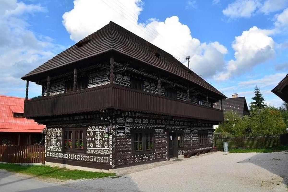 велика дерев'яна будівля з чорним дахом