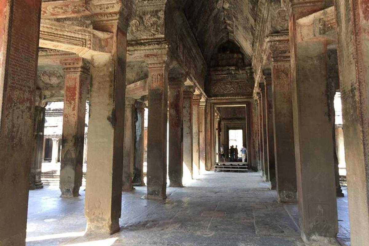 un passadís buit en un edifici antic amb columnes