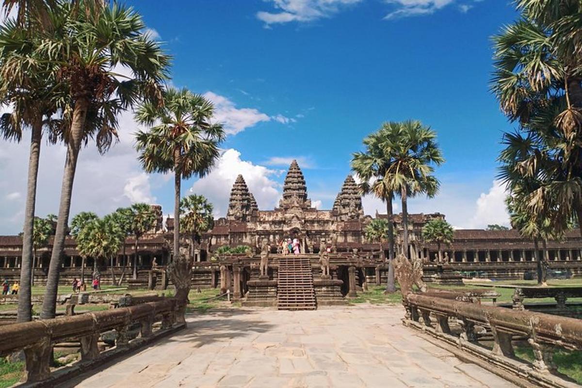 palmipuudega tempel selle ees
