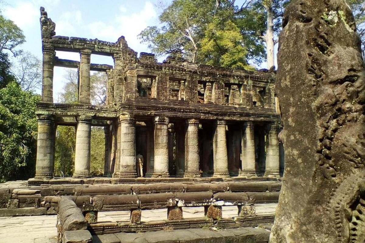 Un edificio antiguo con columnas en un parque.