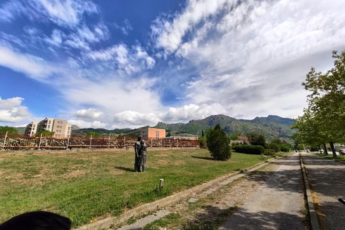 eine Statue eines Mannes, der auf einem Feld steht