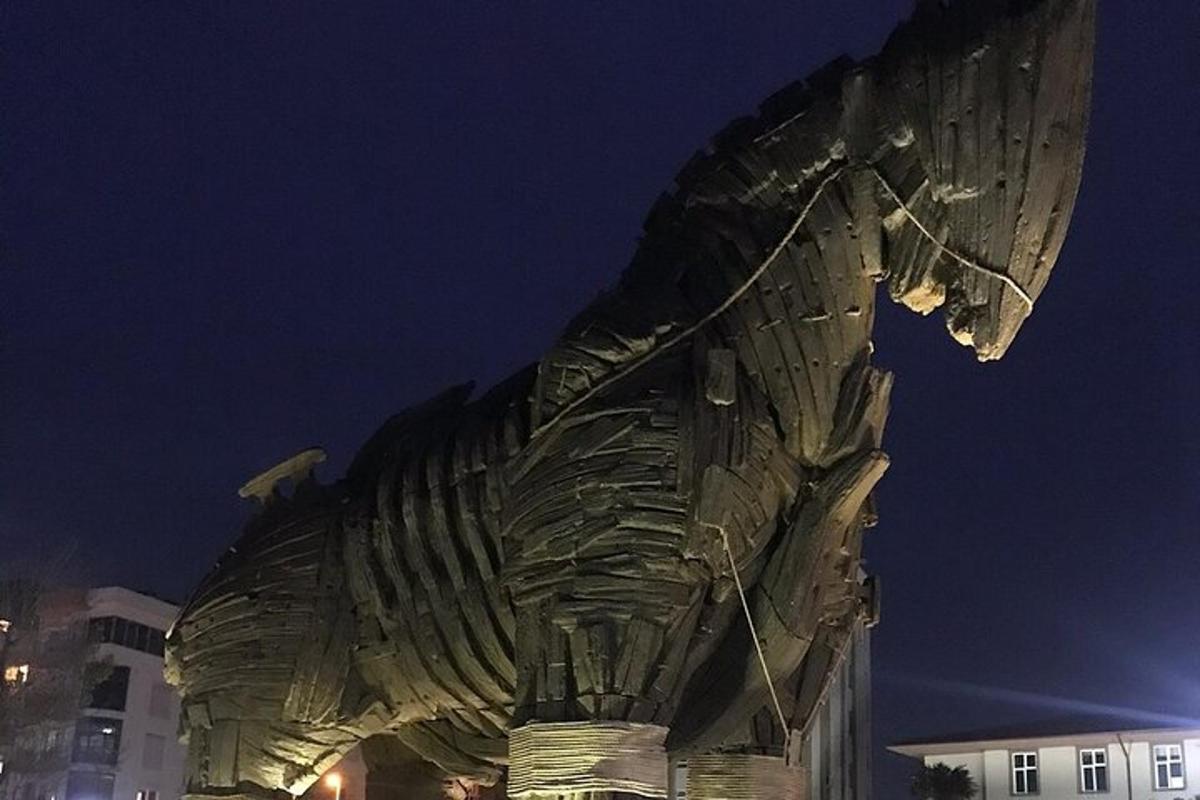 en staty av en fisk på sidan av en byggnad