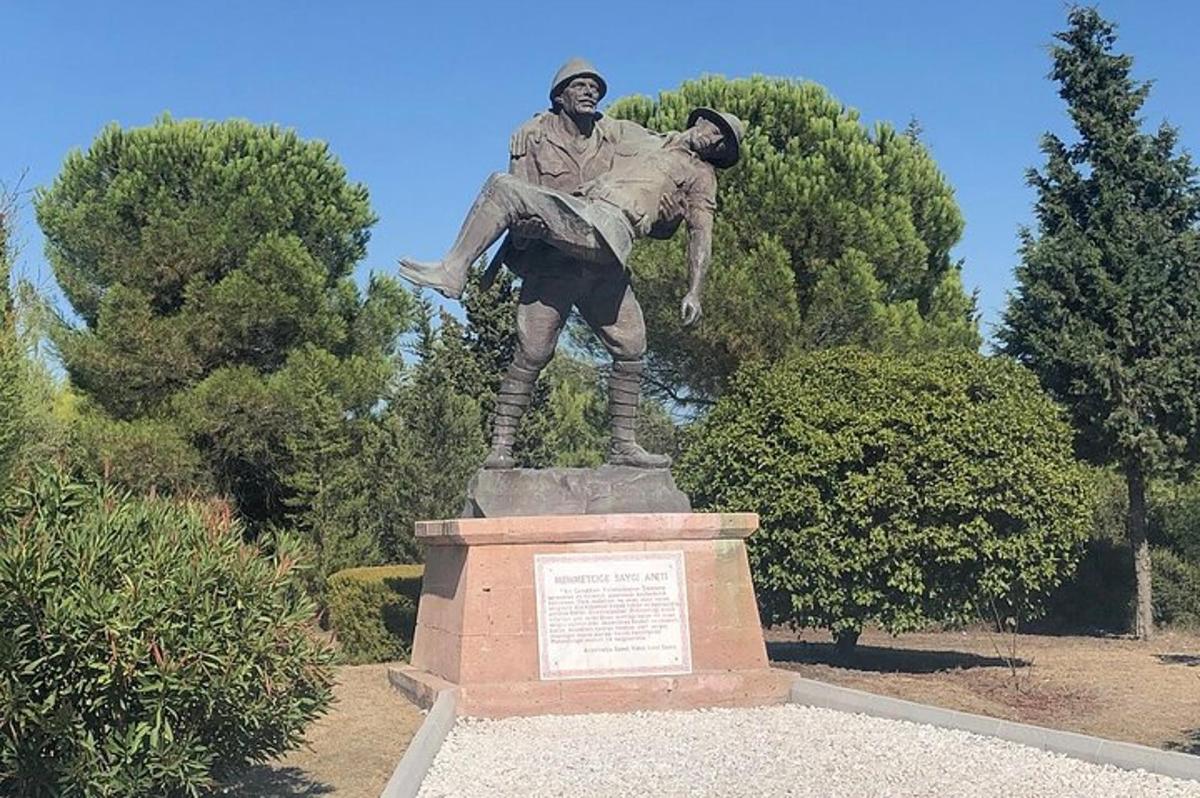 en staty av en man som står på toppen