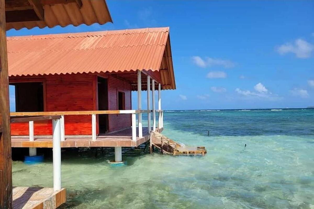 una casa sull'acqua nell'oceano