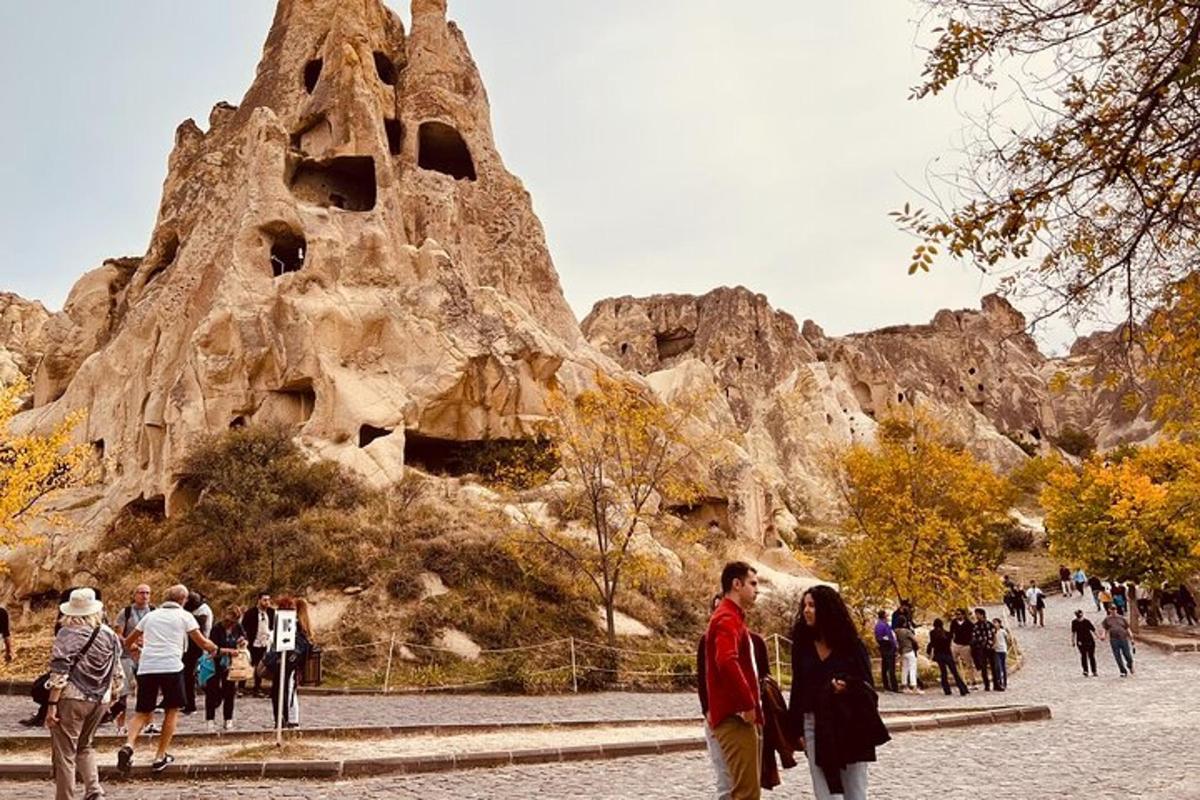 bir dağın önünde duran bir grup insan