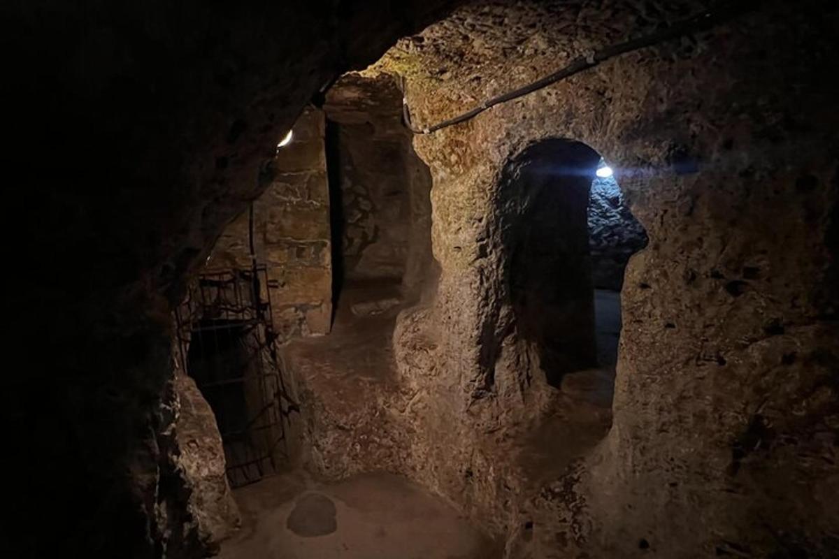 un tunnel in una grotta con un muro di pietra