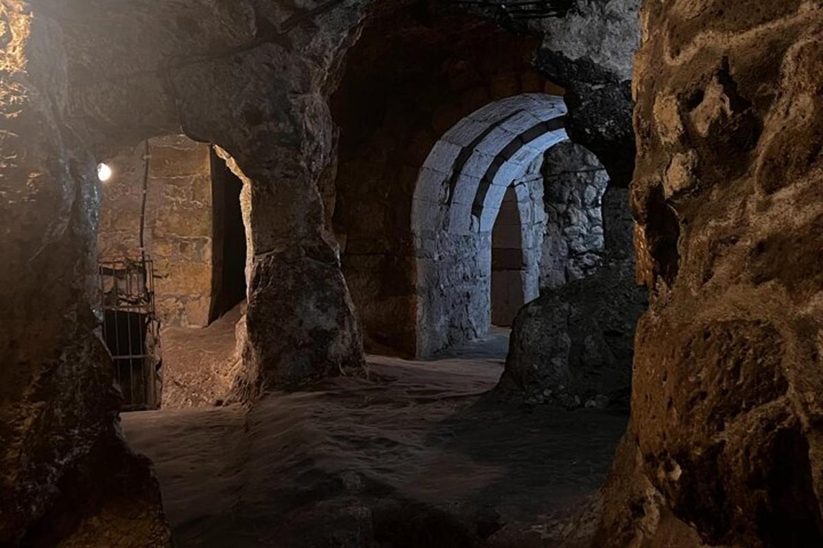 isang kweba na may tunnel na bato na may pader na bato