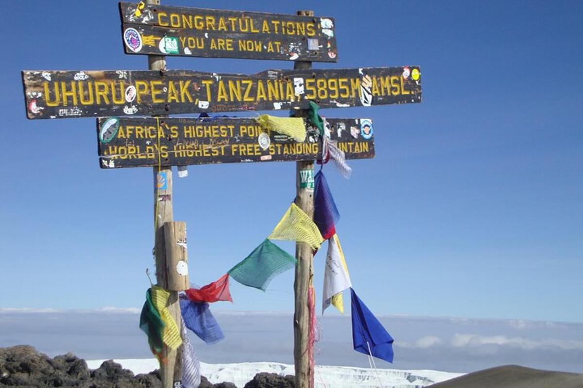 tanda di puncak gunung dengan bendera