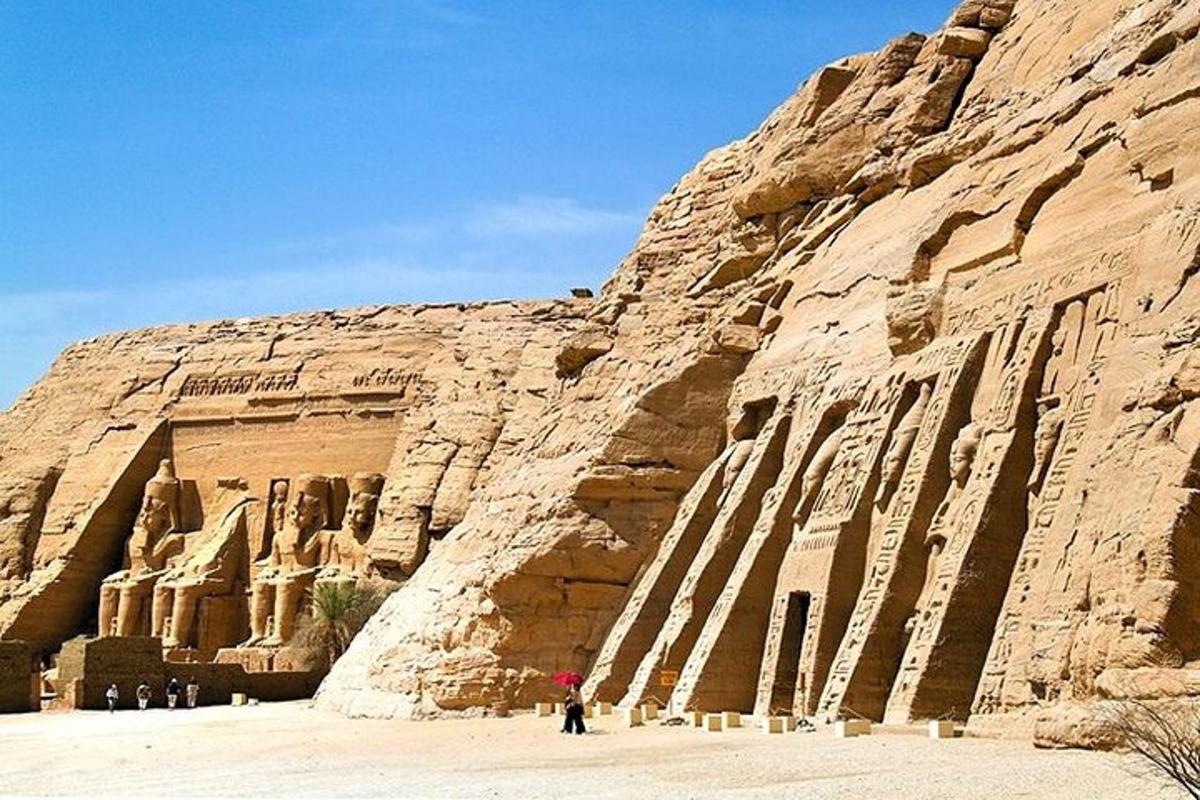 شخص يقف أمام جدار صخري