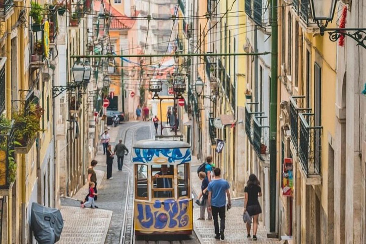 μια ομάδα ανθρώπων που περπατούν σε έναν δρόμο με κτίρια