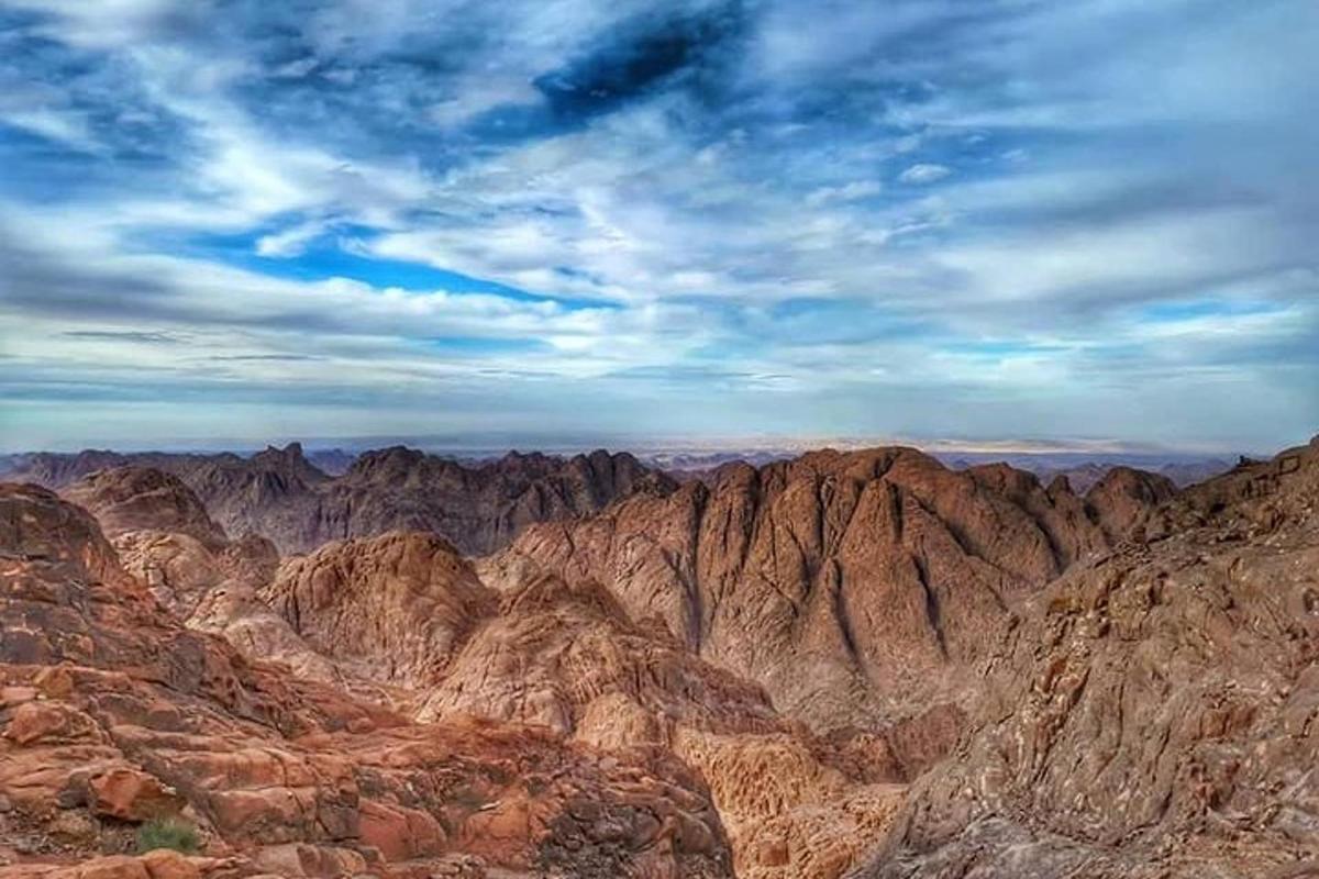 Una vista de una cadena montañosa desértica bajo un cielo nublado.