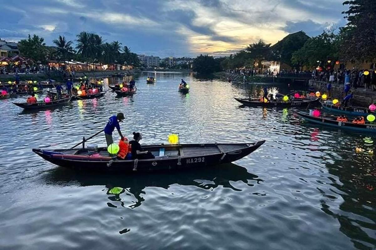 um grupo de pessoas em um barco em um rio