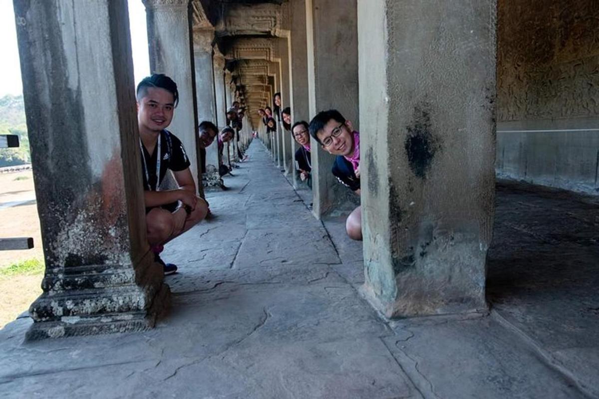um grupo de pessoas sentadas em um prédio
