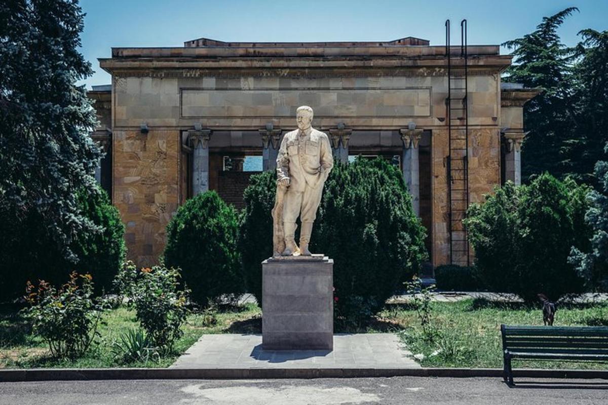 una statua di un uomo di fronte a un edificio