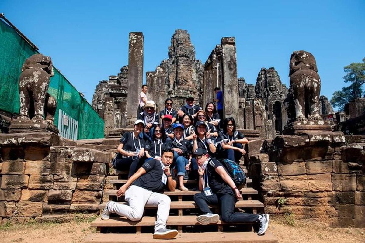 um grupo de pessoas posando em frente a um templo