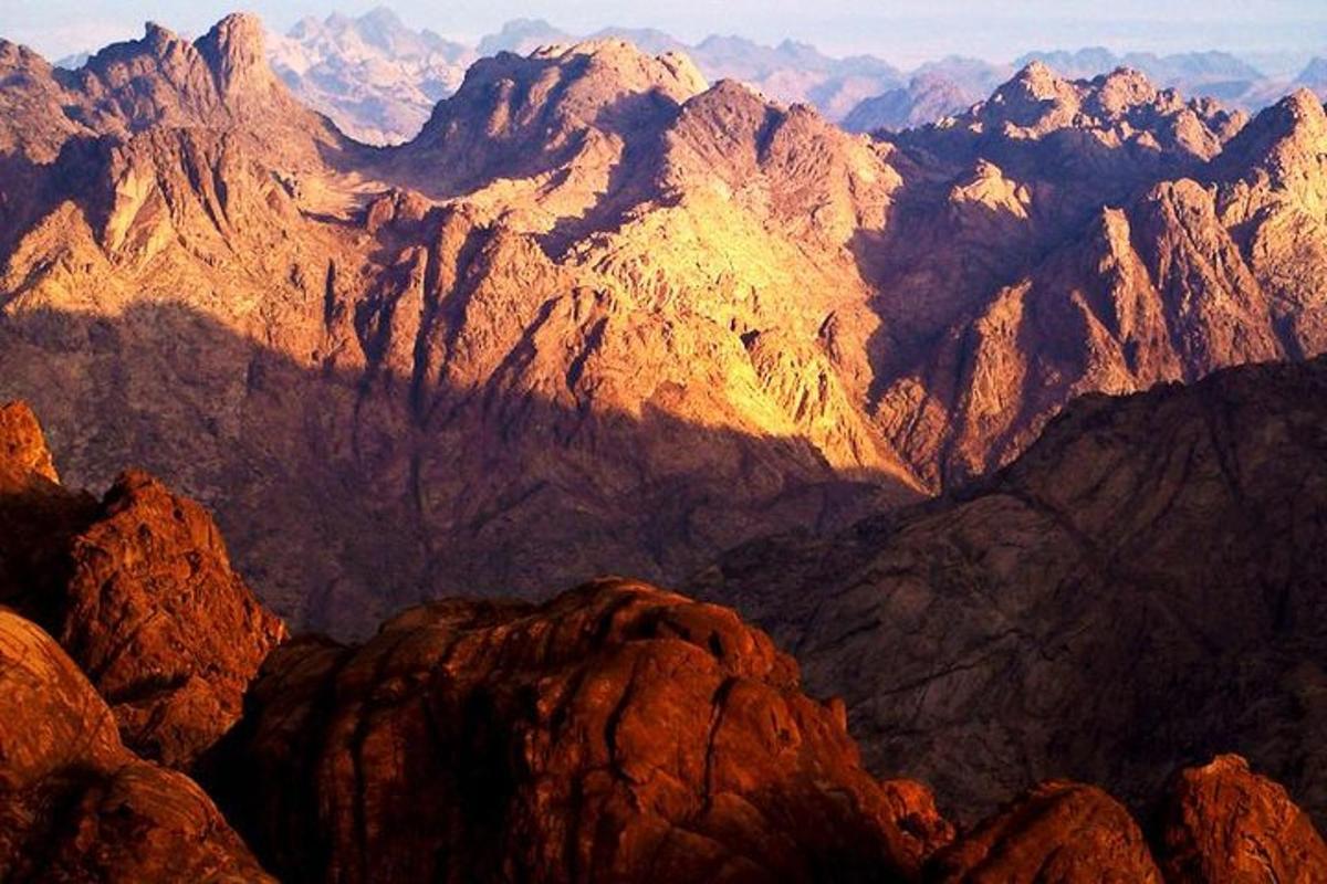 una vista di una catena montuosa con montagne