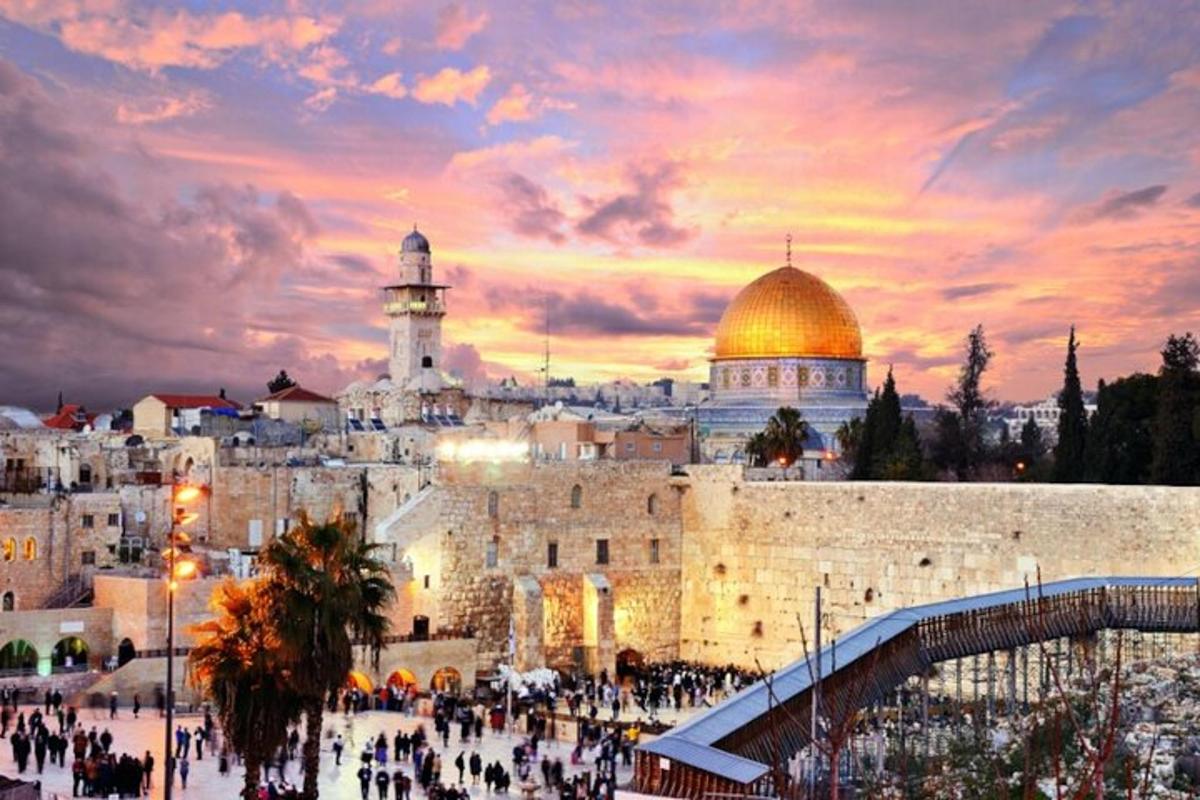 Una vista de la ciudad vieja de Jerusalén con la cúpula de la roca.