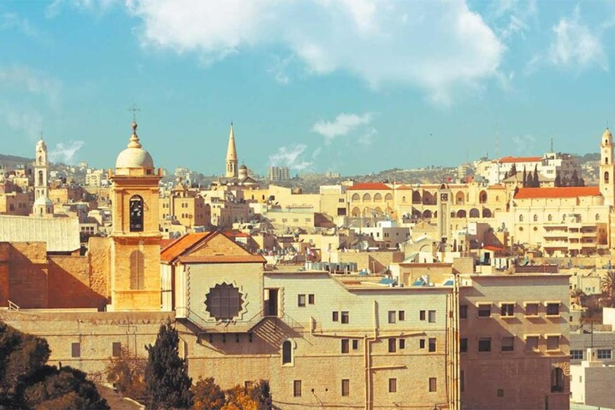 Un paisaje urbano de una ciudad con edificios y mezquitas.