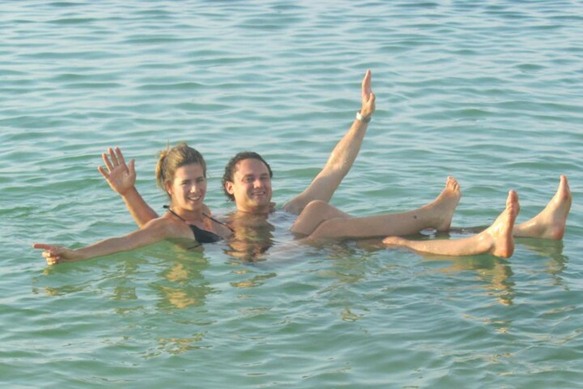 Un hombre y una mujer nadando en el agua
