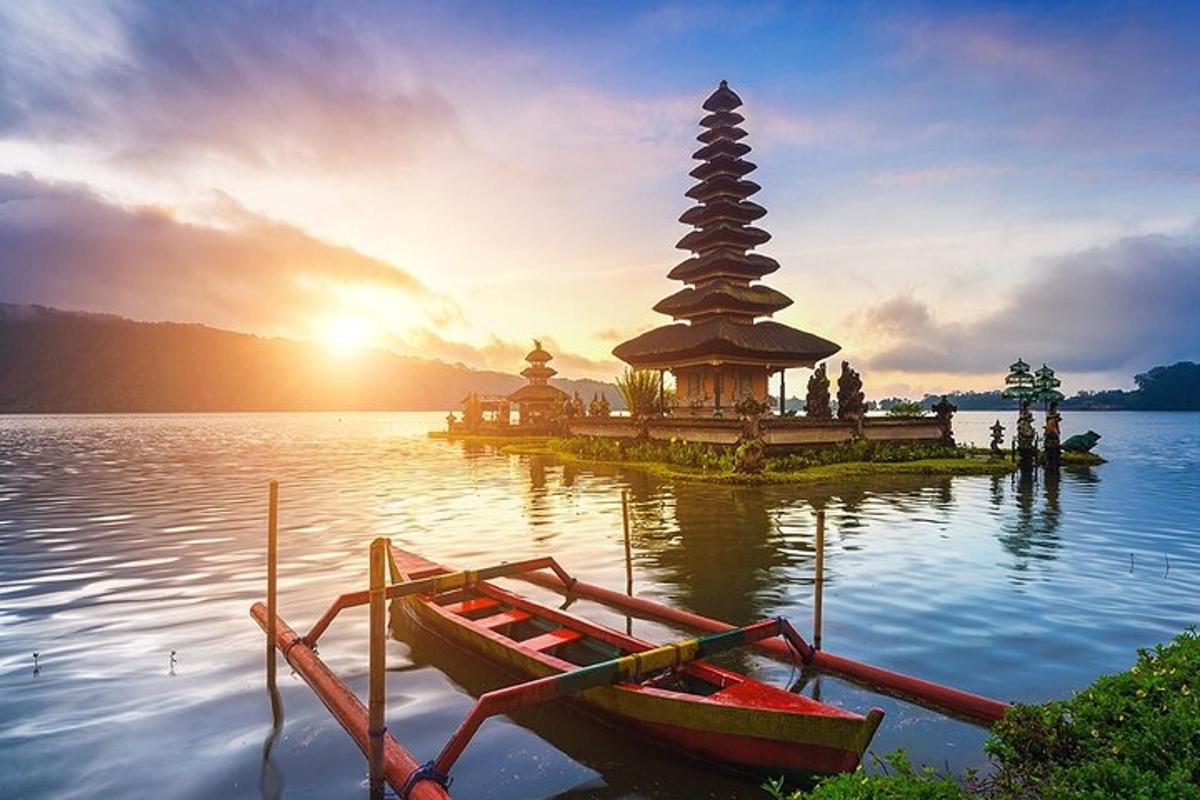 sebuah pulau kecil dengan pagoda di dalam air dengan bot