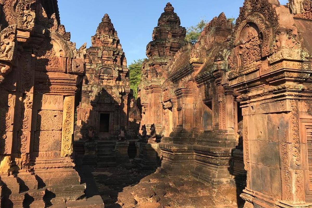 un grupo de estructuras de piedra en un templo