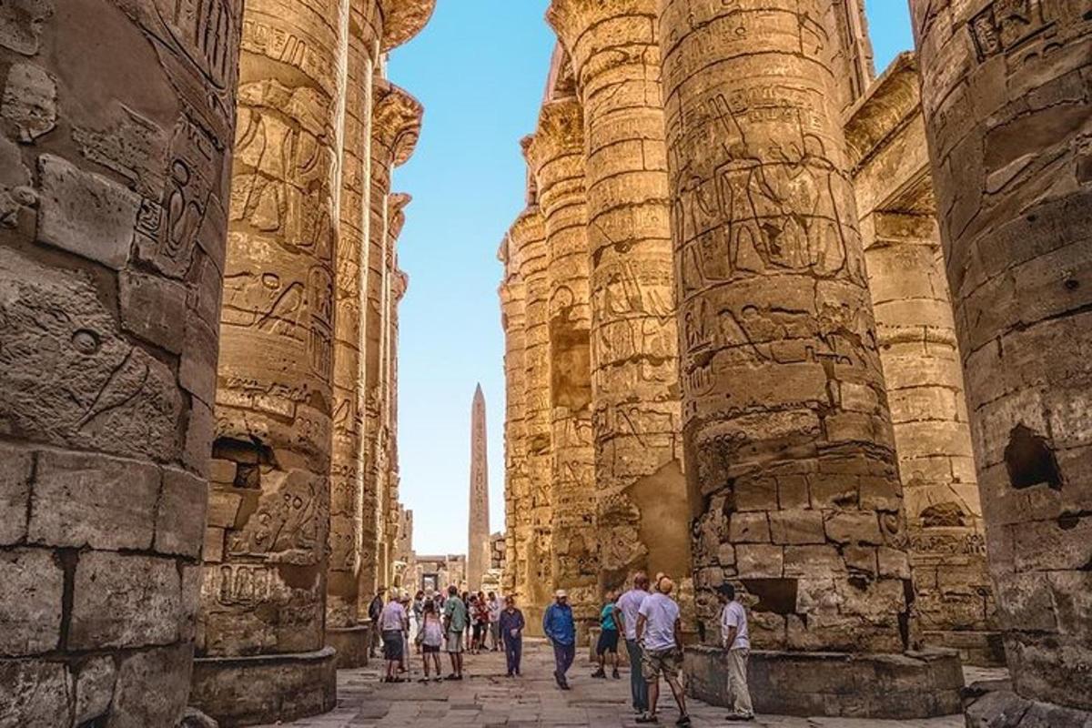 un grup de persones caminant entre les ruïnes d'un edifici