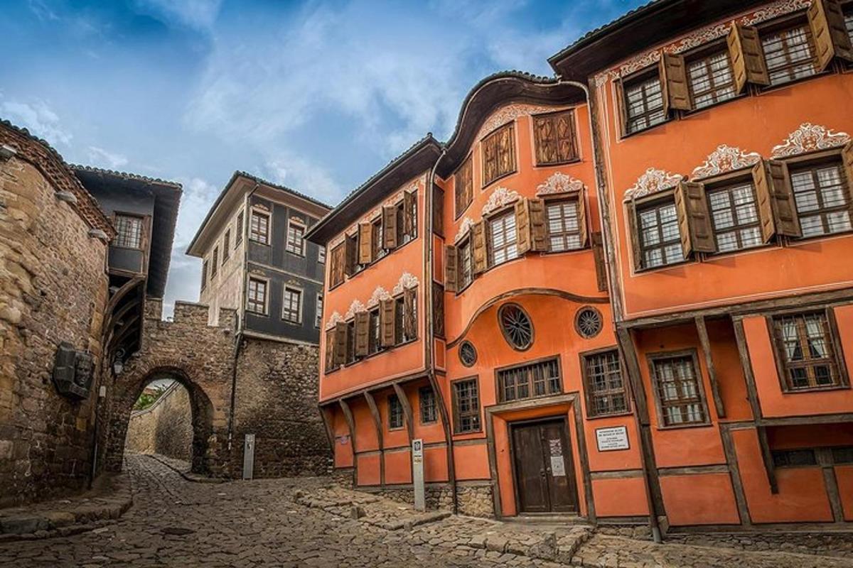 oranžová budova s obloukem ve městě