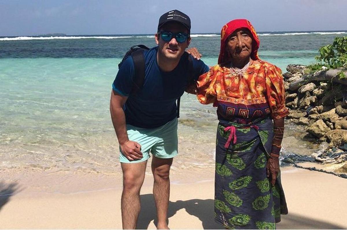 两个男人站在海滩上