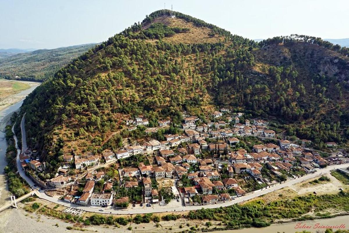 Letecký pohled na vesnici na hoře
